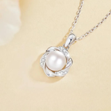 Silberhalskette mit Süßwasserperlenanhänger und Zirkonia-Kristallen