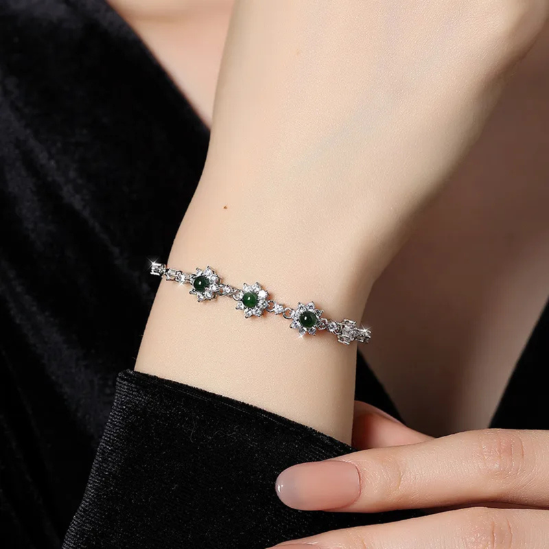 Luxuriöses Silberarmband mit Jadestein-Inlays