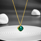 Edelstahlhalskette mit Anhänger in Smaragdoptik