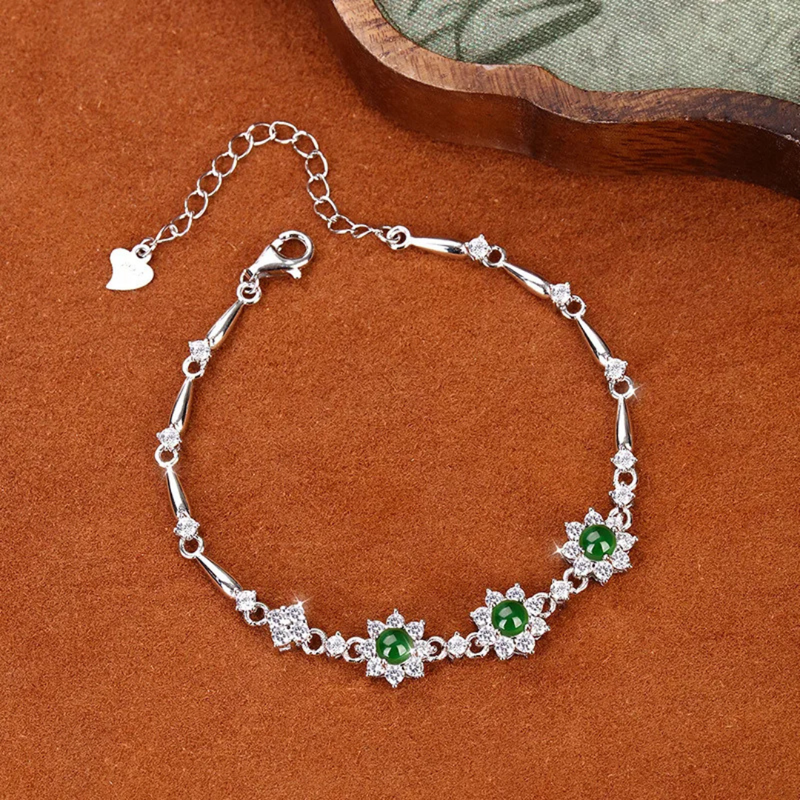 Luxuriöses Silberarmband mit Jadestein-Inlays