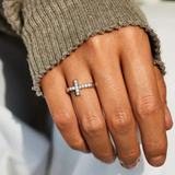 Silberring mit Kreuzsymbol und Zirkonia-Kristallen