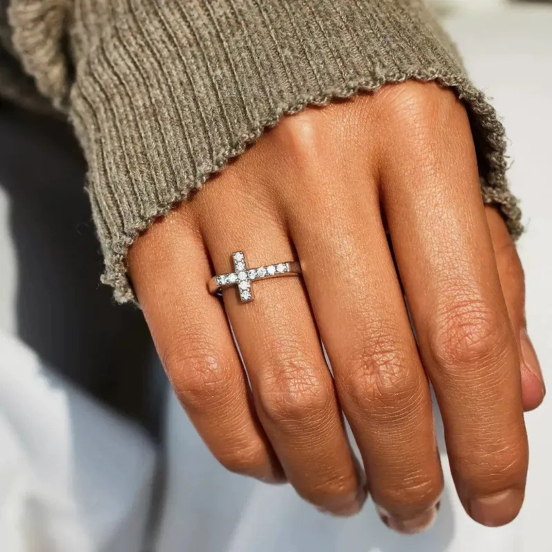 Silberring mit Kreuzsymbol und Zirkonia-Kristallen