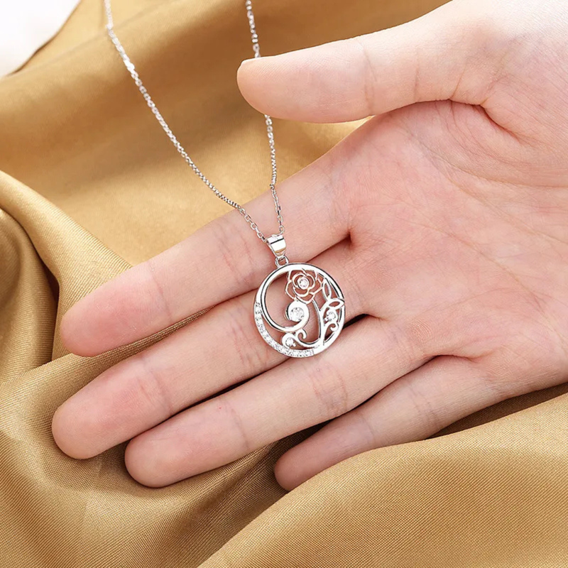 Elegante Silberhalskette mit Rosendesign und Zirkonia-Kristallen