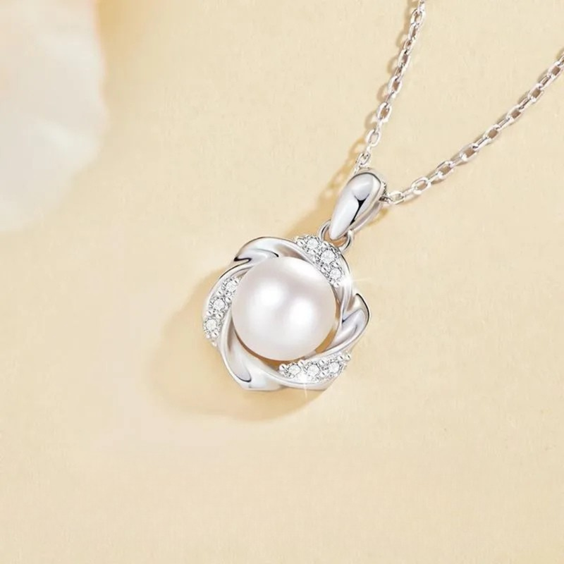 Silberhalskette mit Süßwasserperlenanhänger und Zirkonia-Kristallen
