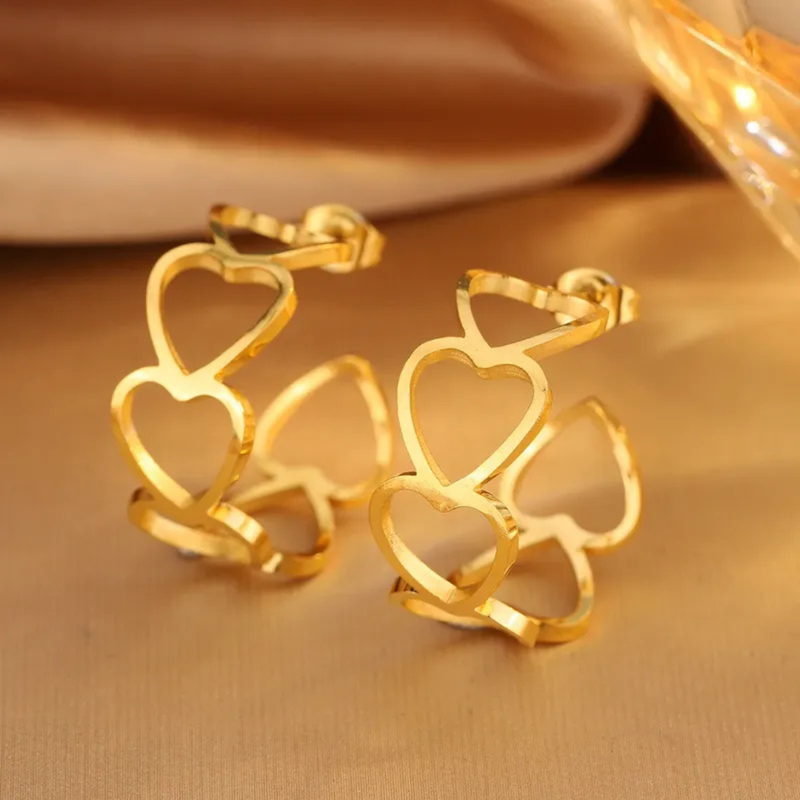 Edelstahlcreolen mit Herz-Details