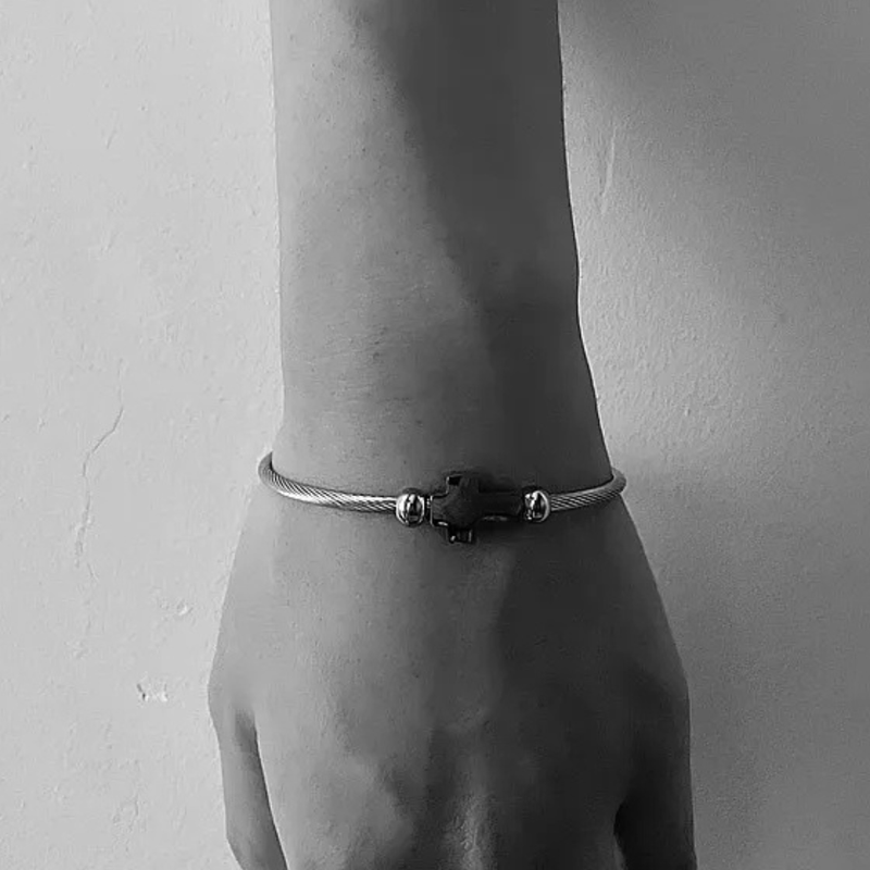 Titanstahlarmband mit Kreuzsymbol