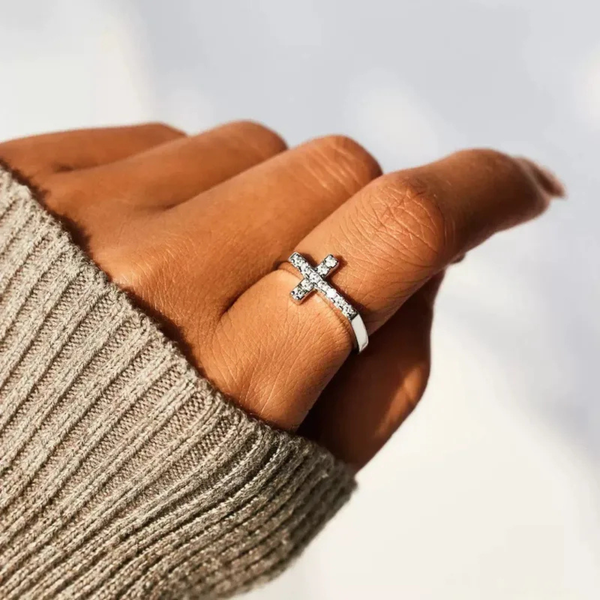 Silberring mit Kreuzsymbol und Zirkonia-Kristallen