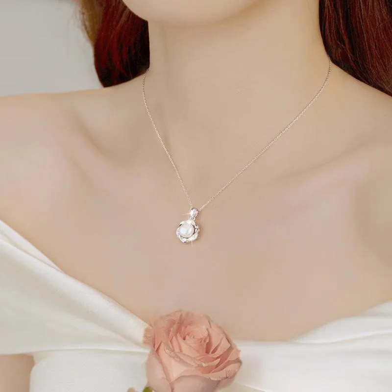 Silberhalskette mit Süßwasserperlenanhänger und Zirkonia-Kristallen