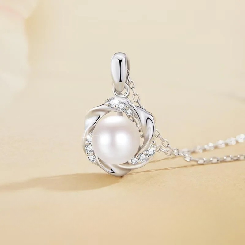 Silberhalskette mit Süßwasserperlenanhänger und Zirkonia-Kristallen