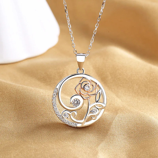 Elegante Silberhalskette mit Rosendesign und Zirkonia-Kristallen