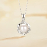 Silberhalskette mit Süßwasserperlenanhänger und Zirkonia-Kristallen