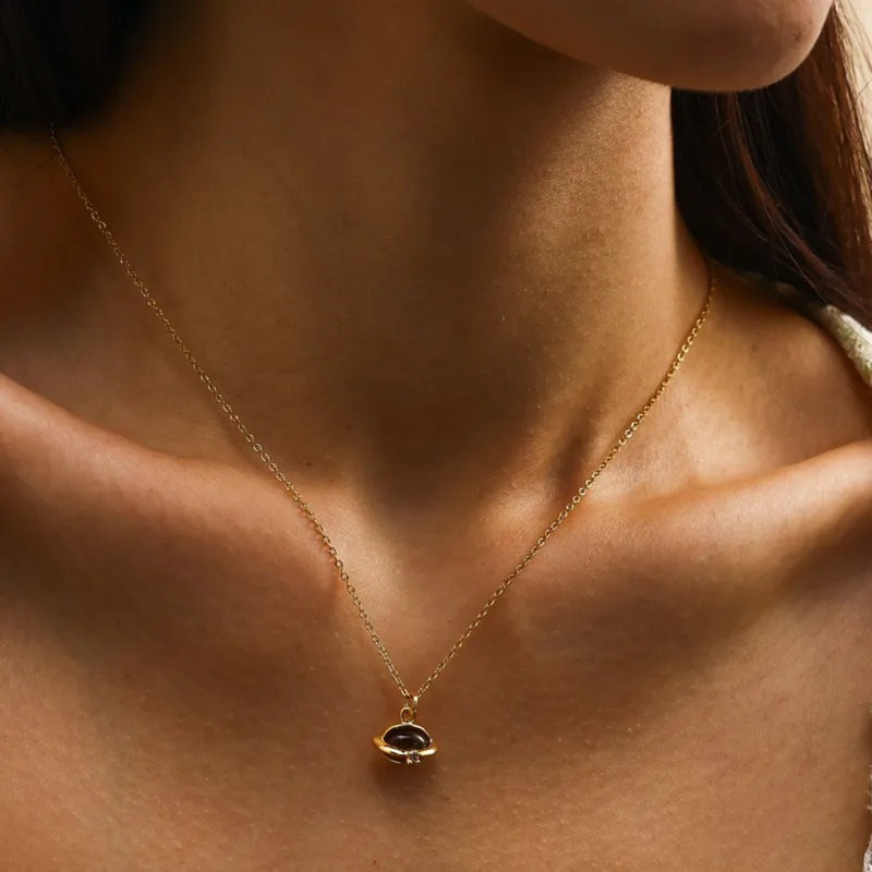 Halskette mit Tigerauge-Anhänger und Zirkonia-Kristall